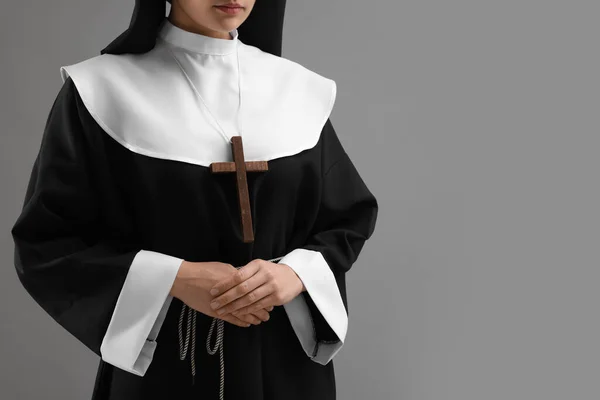 Gri Arka Planda Rahibe Yakın Plan Metin Için Boşluk — Stok fotoğraf