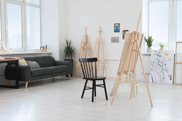 Studio Lehátky Židlí Pohovkou Pracovní Plocha Umělce — Stock fotografie