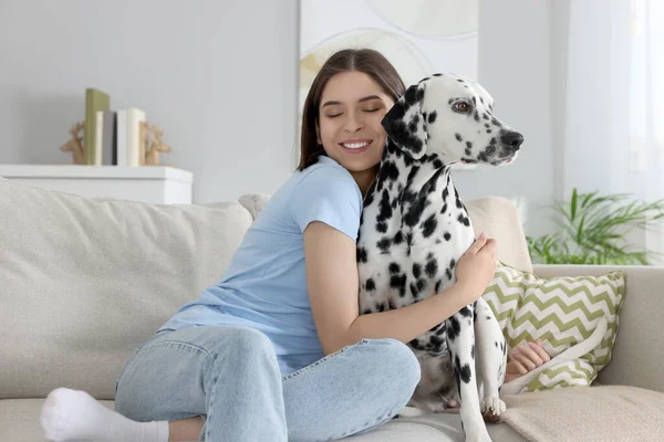 Vacker Kvinna Kramar Sin Bedårande Dalmatiska Hund Soffan Hemma Härligt — Stockfoto