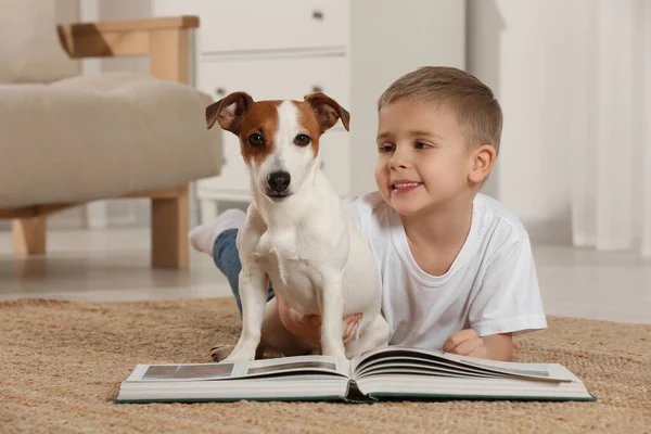Kitaplı Küçük Bir Çocuk Sevimli Köpeği Evde Yerde Yatıyor Sevimli — Stok fotoğraf