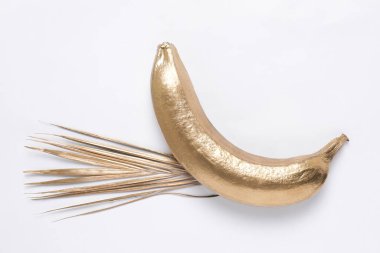 Beyaz arka planda parlak altın buğday ve muz, üst manzara. Dekor ögeleri