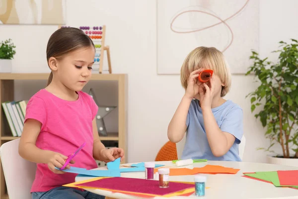 Милые Дети Делают Бумажные Игрушки Столом Комнате Домашнее Рабочее Место — стоковое фото