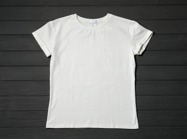 Stylowy Biały Shirt Szarym Drewnianym Stole Widok Góry — Zdjęcie stockowe