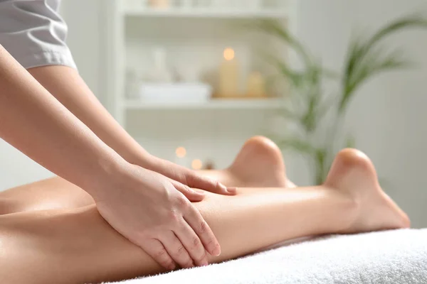 Donna Che Riceve Massaggio Alle Gambe Nel Salone Spa Primo — Foto Stock