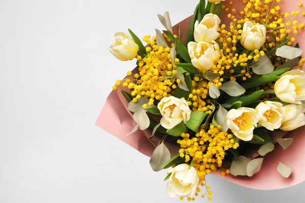 Bouquet Bunga Musim Semi Yang Indah Pada Latar Belakang Abu — Stok Foto