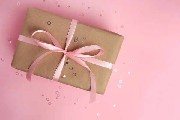 漂亮的礼品盒 粉色背景的蝴蝶结和意大利面 顶视图 案文的篇幅 — 图库照片