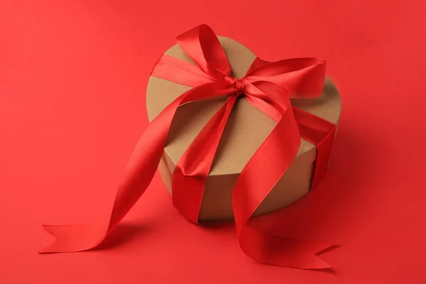Schöne Herzförmige Geschenkschachtel Mit Schleife Auf Rotem Hintergrund — Stockfoto