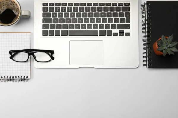 Modern Laptop Bärbara Datorer Krukväxt Glasögon Och Kopp Kaffe Vit — Stockfoto