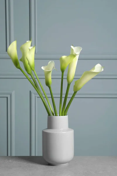 Schöne Calla Lilienblüten Der Vase Auf Hellgrauem Tisch — Stockfoto