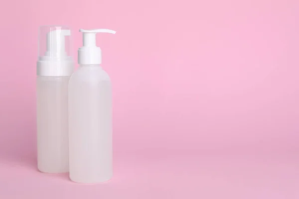 Verschillende Reinigers Roze Achtergrond Ruimte Voor Tekst Cosmetisch Product — Stockfoto