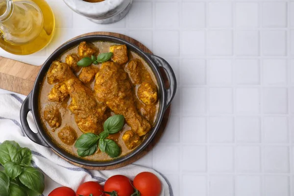 Finom Csirke Curry Mártással Hozzávalókkal Fehér Csempe Asztalon Lapos Tojással — Stock Fotó