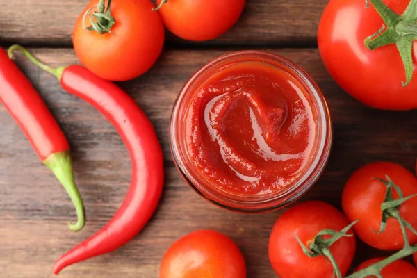 Glas Mit Leckerem Ketchup Chilischoten Und Tomaten Auf Holztisch Flach — Stockfoto