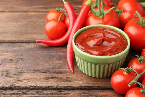 Schüssel Mit Leckerem Ketchup Chilischoten Und Tomaten Auf Holztisch Nahaufnahme — Stockfoto