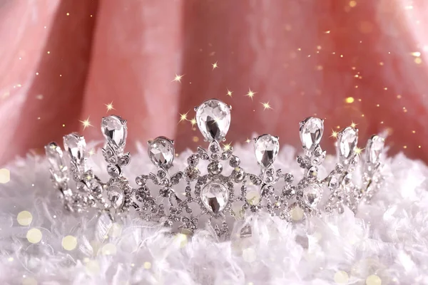 Gyönyörű Ezüst Tiara Gyémántokkal Fehér Bolyhos Ruhán Bokeh Hatás — Stock Fotó