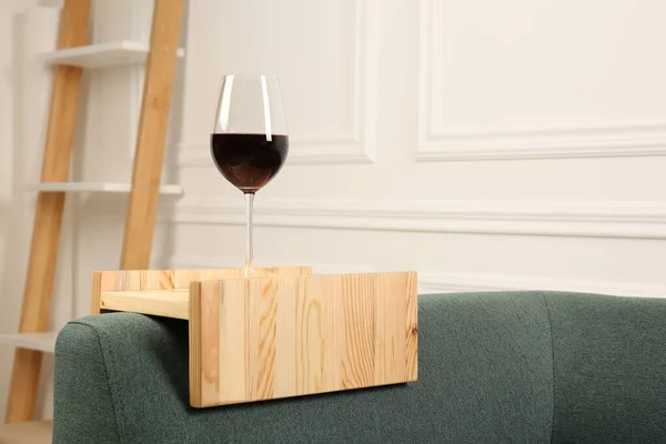 部屋に木製のアームレストテーブルとソファの上に赤ワインのガラス テキストのためのスペース 内装要素 — ストック写真
