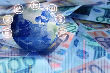 Para değişimi. Avro banknotları, harita ve farklı para birimi sembollerine sahip gezegenin resimleriyle çifte pozlama