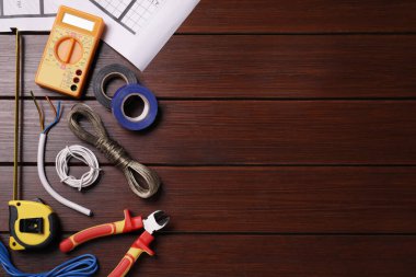 Tahta masada farklı kablolar ve elektrikli aletler var. Metin için boşluk