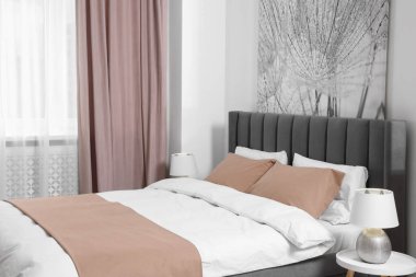 Konforlu yatak ve lambalar ışık odasında. Şık iç mekan