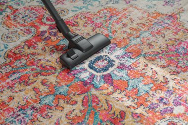 Elektrikli süpürgeyle halı süpürmek, mesaj için yer açmak. Kirli yüzeyde temiz iz