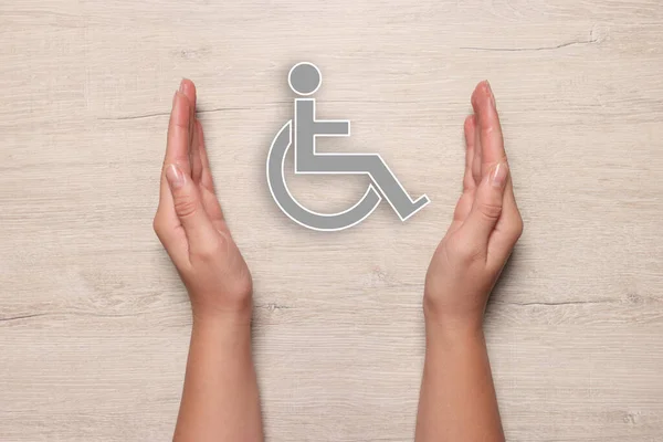 Zahrnutí Postižení Žena Chránící Invalidní Vozík Symbol Bílém Dřevěném Pozadí — Stock fotografie