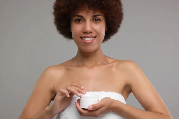 Mooie Jonge Vrouw Holding Lichaam Crème Grijze Achtergrond — Stockfoto