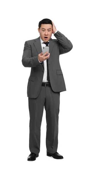Homem Negócios Chocado Terno Com Smartphone Fundo Branco — Fotografia de Stock