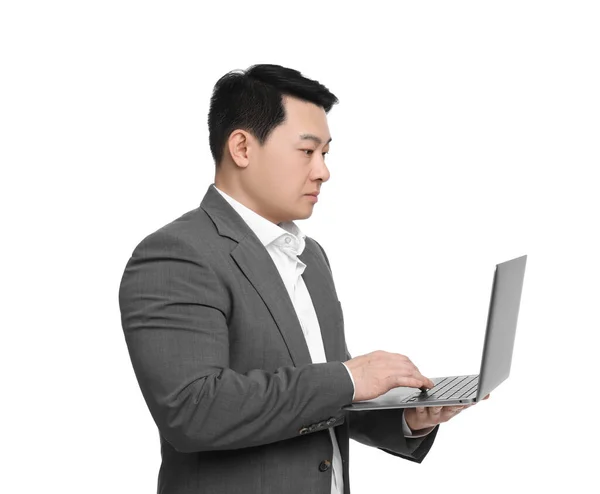 穿西装的商人在白色背景的笔记本电脑上工作 — 图库照片