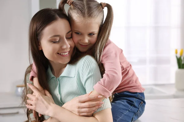 Happy Mother Her Cute Daughter Kitchen — Stock Photo, Image