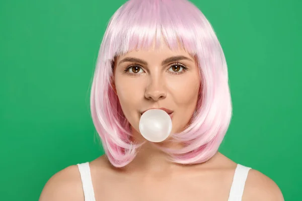 Hermosa Mujer Soplando Goma Mascar Sobre Fondo Verde — Foto de Stock