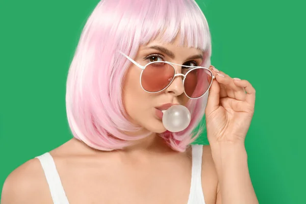Krásná Žena Slunečních Brýlích Foukání Žvýkačky Zeleném Pozadí — Stock fotografie