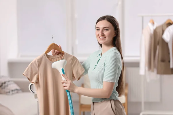 Frau Dampft Hemd Auf Kleiderbügel Hause — Stockfoto