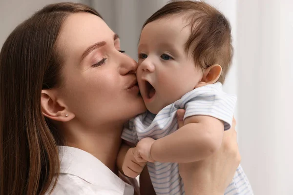 Mãe Feliz Beijando Seu Bebê Dentro Casa Close — Fotografia de Stock