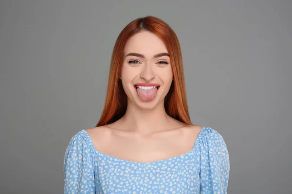 Dilini Gri Arka Planda Gösteren Mutlu Kadın — Stok fotoğraf