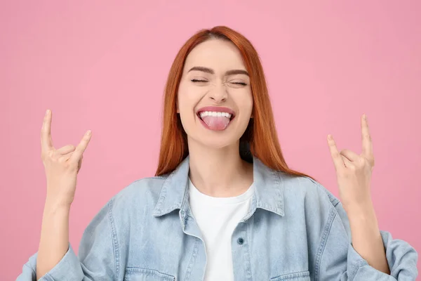 Szczęśliwa Kobieta Pokazuje Swój Język Rock Gest Różowym Tle — Zdjęcie stockowe