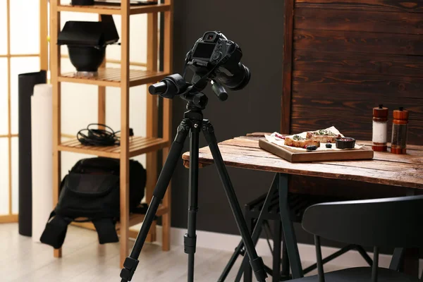 专业的设备和作品与美味的肉类奖章在木制桌子上的工作室 食品摄影 — 图库照片
