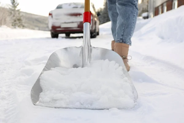 Frau Beseitigt Schnee Mit Schaufel Freien Nahaufnahme — Stockfoto