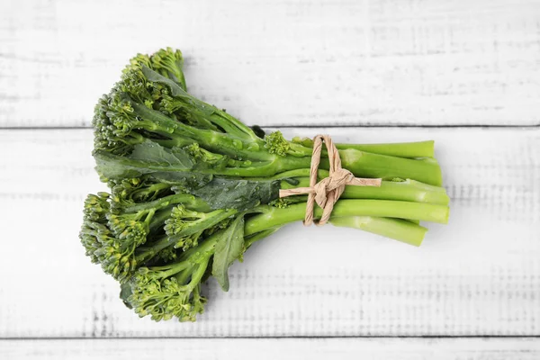 Brokolini Mentah Segar Meja Kayu Putih Pemandangan Atas Makanan Sehat — Stok Foto