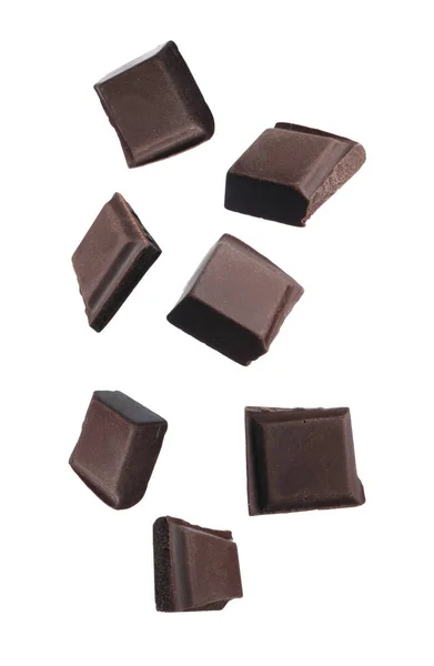 Pedaços Barra Chocolate Caindo Sobre Fundo Branco — Fotografia de Stock