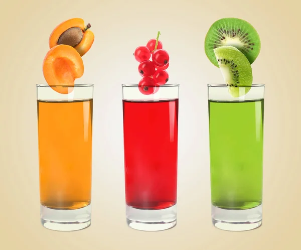 Sucos Feitos Hora Diferentes Fundo Bege Frutas Que Caem Copos — Fotografia de Stock