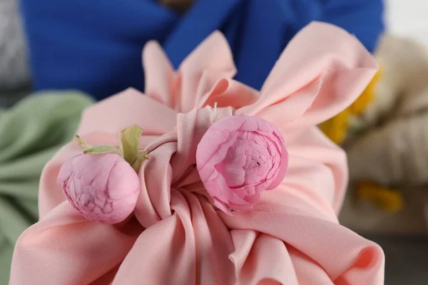 Técnica Furoshiki Regalo Empaquetado Tela Rosa Con Flores Rosa Primer — Foto de Stock