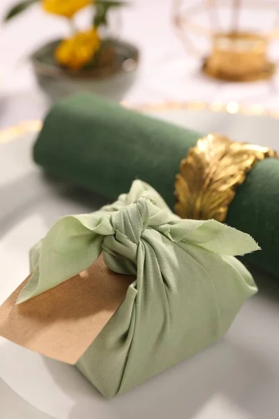 Técnica Furoshiki Presente Embalado Tecido Verde Cartão Branco Guardanapo Placa — Fotografia de Stock