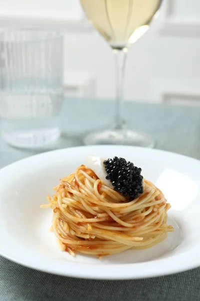 Lekkere Spaghetti Met Tomatensaus Zwarte Kaviaar Geserveerd Tafel Close Exquise — Stockfoto