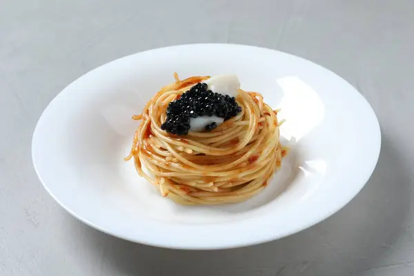 Lekkere Spaghetti Met Tomatensaus Zwarte Kaviaar Lichtgrijze Tafel Close Exquise — Stockfoto