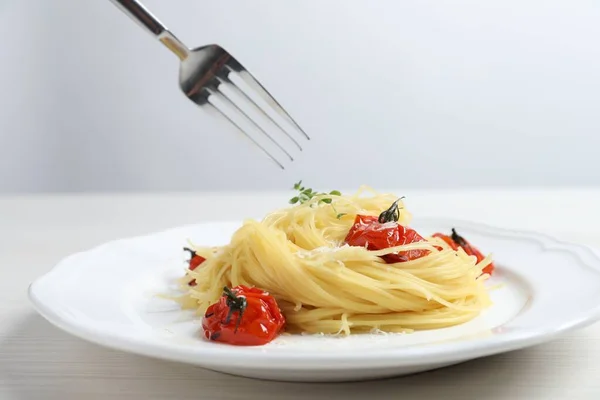 Comendo Capellini Saboroso Com Tomates Queijo Mesa Madeira Branca Closeup — Fotografia de Stock