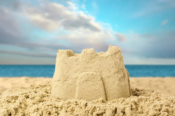 海のビーチで砂の城 野外劇 — ストック写真