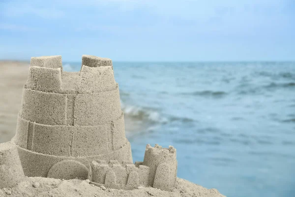 海のビーチで砂の城 テキストのためのスペースで閉じます 野外劇 — ストック写真