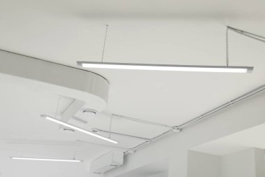 Odasında modern ışıklandırma olan beyaz tavan