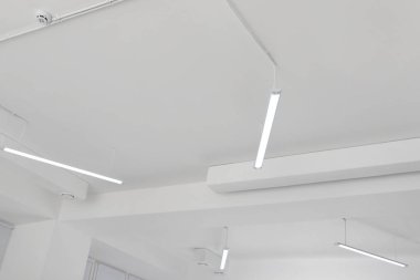 Modern ışıklandırmalı beyaz tavan, alçak açı manzaralı.