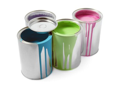 Beyaza izole edilmiş renkli boya kutuları