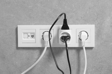 İçerideki prizlere çok farklı elektrik prizleri takılıyor.